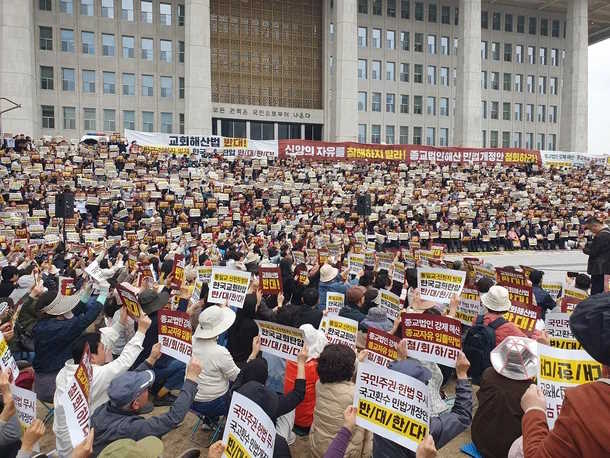 #RELEASETHEMOTHEROFPEACE EXPLODES: Rallies at Embassies, Millions Pray — Half the World